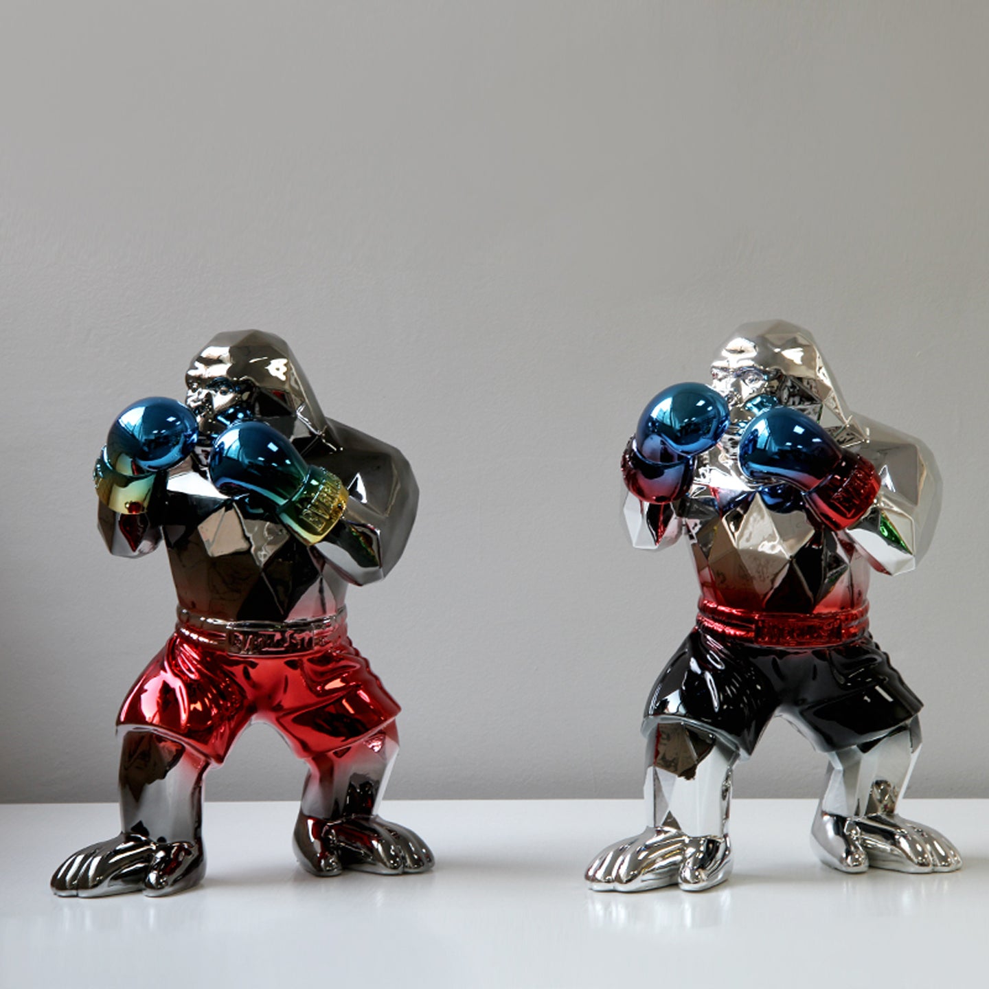 ArtZ® アーバン・プライメート・ボクシング・ゴリラ彫刻 – ArtZMiami